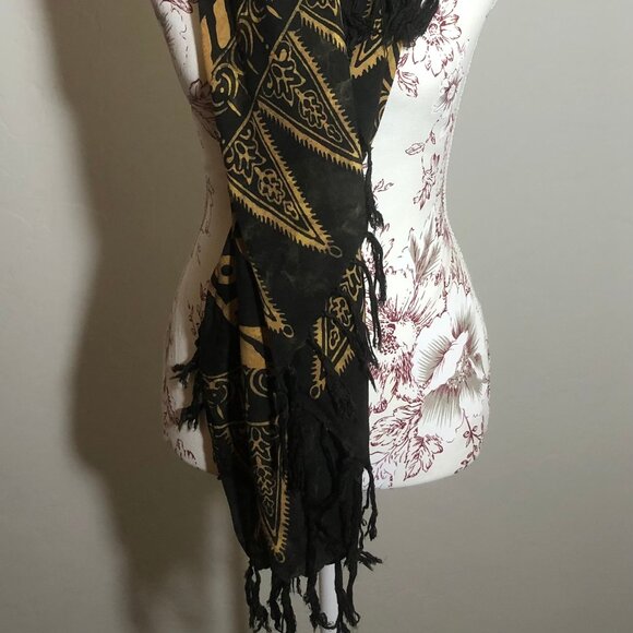 ✨ Statement Black & Gold Tribal Print Shawl Wrap – Boho Luxe & Versatile - Picture 3 of 11